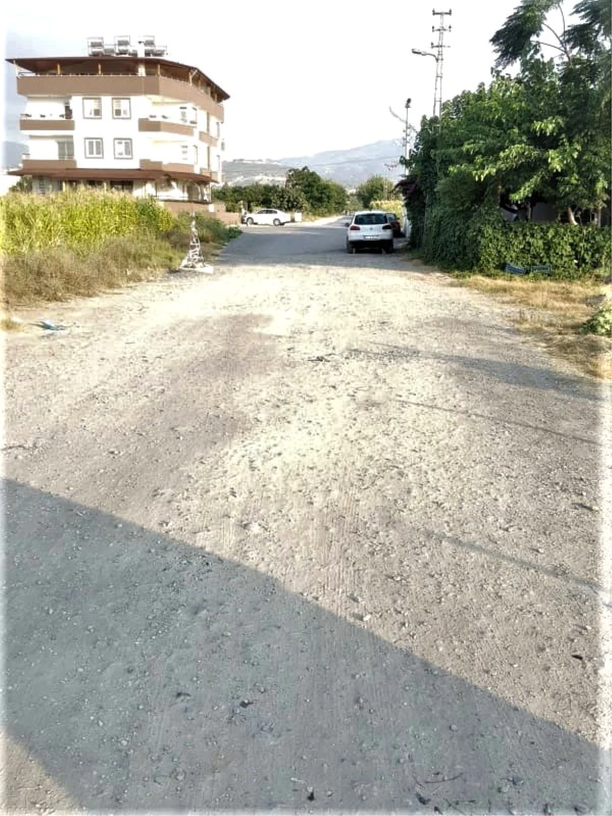 Karaağaç, Şirin Caddesi sakinleri Arsuz Belediyesi\'nden asfalt bekliyor