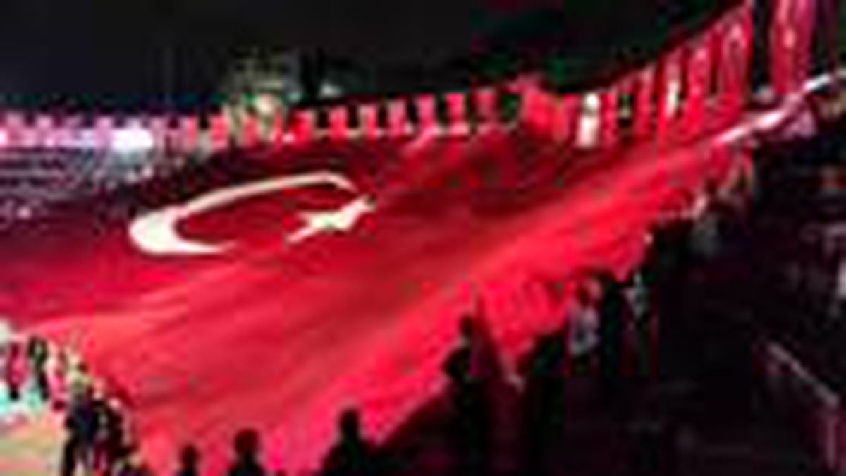 Selalar eşliğinde dev Türk Bayrağı açıldı