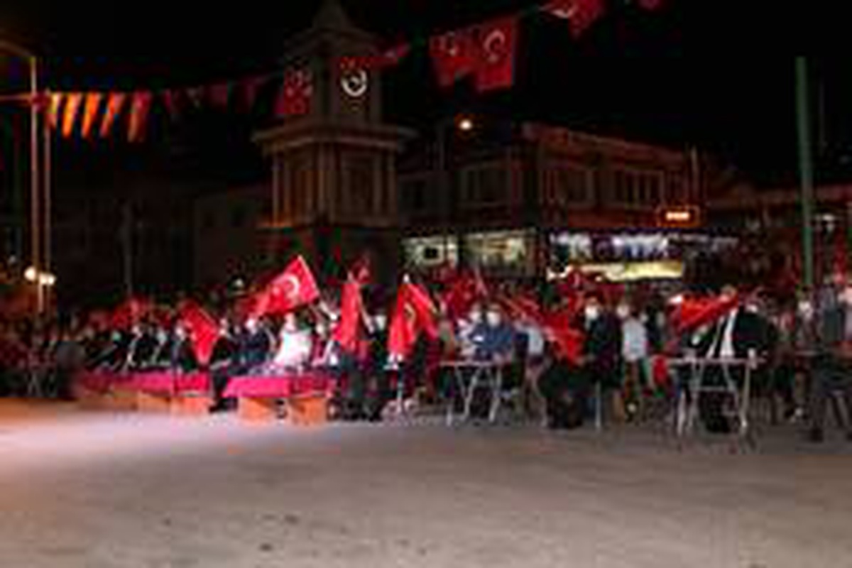 Tosya halkı demokrasi nöbetini bırakmadı