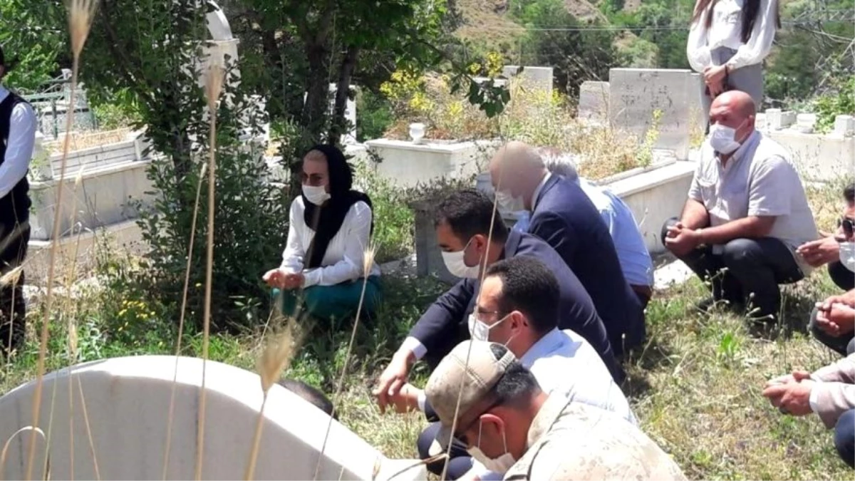AK Partili ilçe başkanı, şehit mezarı ziyaretinde çekilen fotoğrafta CHP\'li başkanın yüzünü buzladı