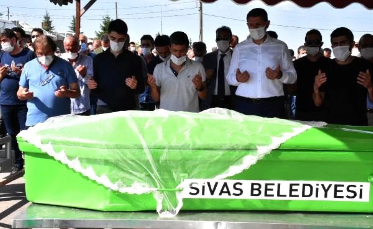 Ankara\'daki kazada ölen çift ve torunları Sivas\'ta toprağa verildi