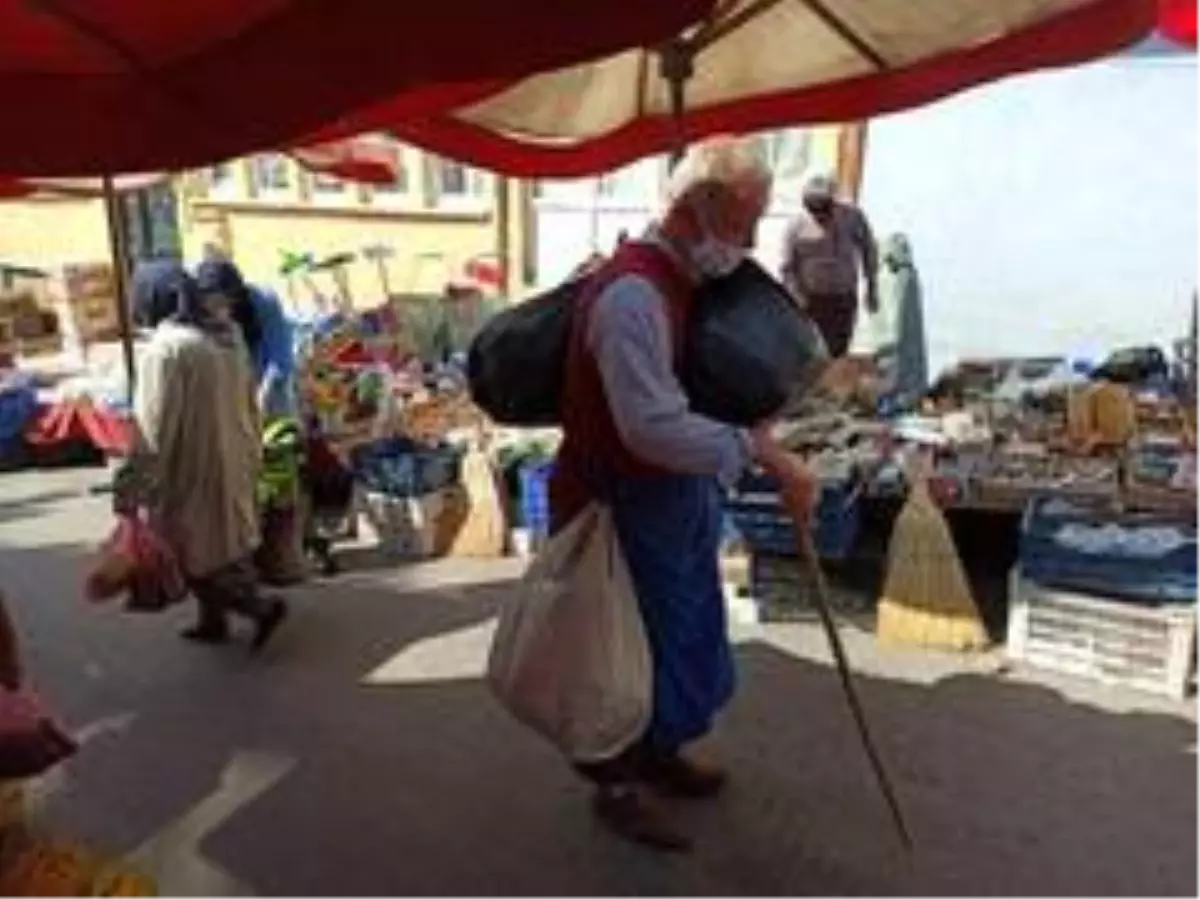 Hayatın güzelliklerini kalbiyle gören seyyar satıcı