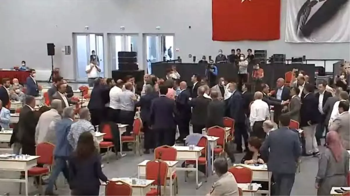 İBB Meclisi\'nin bugünkü oturumunda AK Parti ile CHP\'li üyeler arasında kavga çıktı