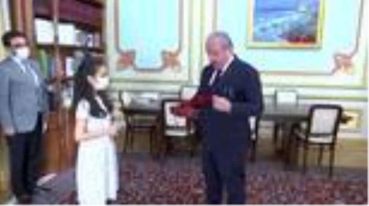 İlköğretim öğrencisi üç yıldır biriktirdiği 15 Temmuz hatıra paralarını, Biz Bize Yeteriz Türkiyem...