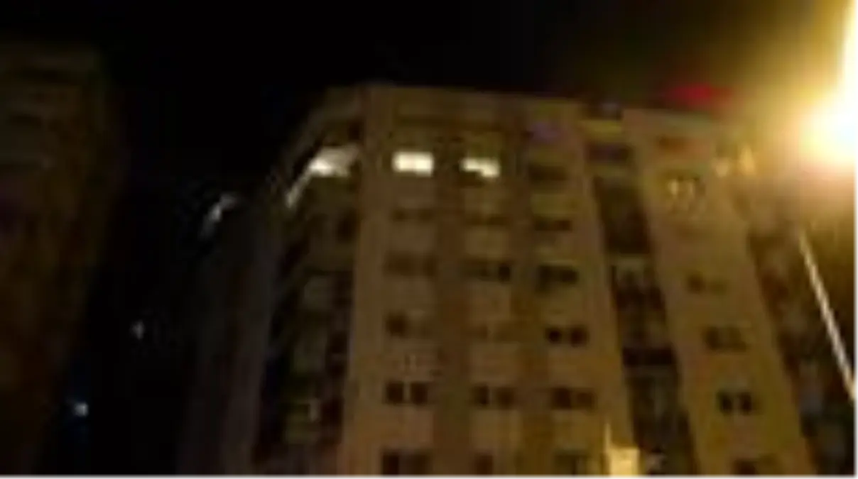 İzmir\'de sokak ortasında bıçaklı kavga: 3 yaralı