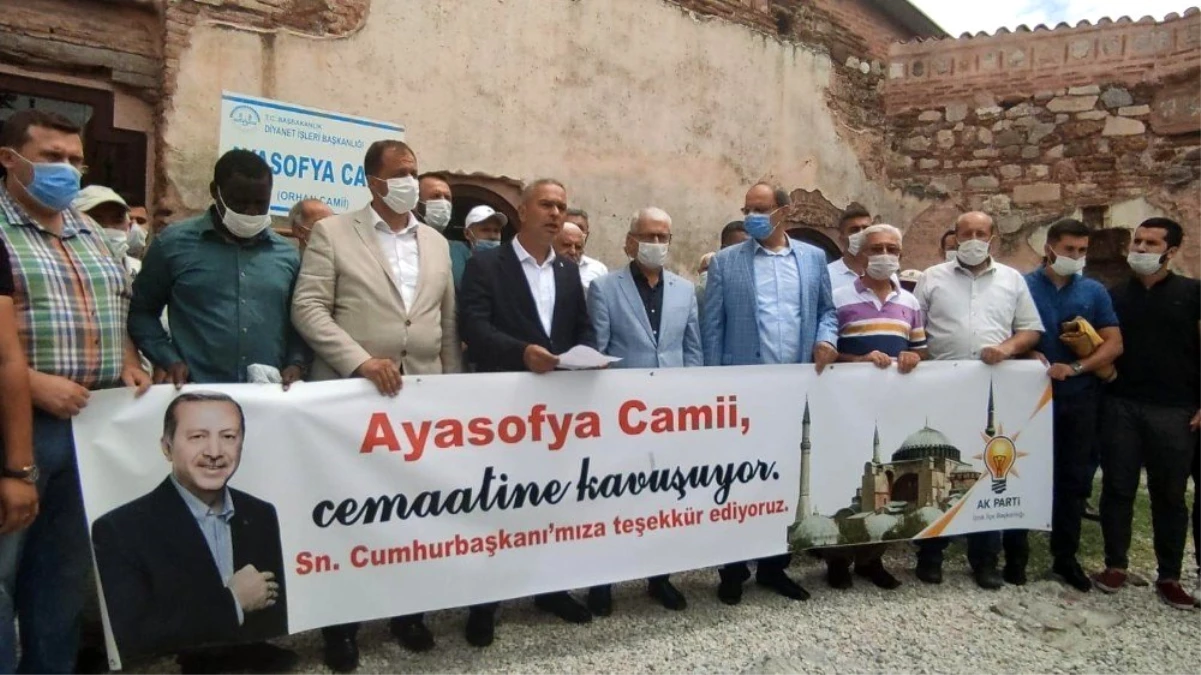 İznik Ayasofya Camii önünde, İstanbul Ayasofya Camii için lokma döktürdüler