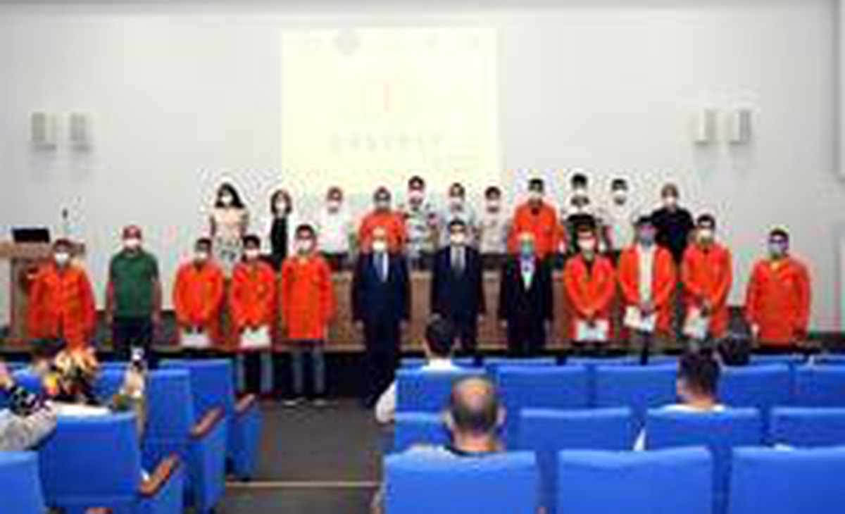 Kalfalık belgesi almaya hak kazanan öğrenciler sertifikalarını aldı