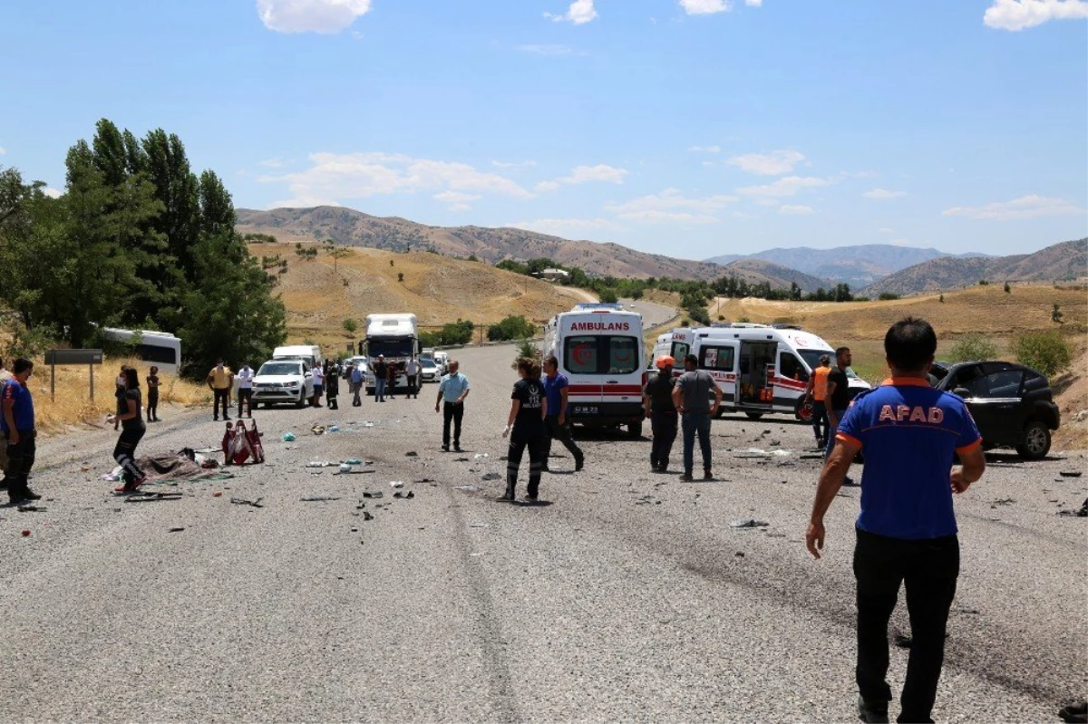 Midibüsle cip kafa kafaya çarpıştı: 1 ölü, biri bebek 5\'i ağır 17 yaralı