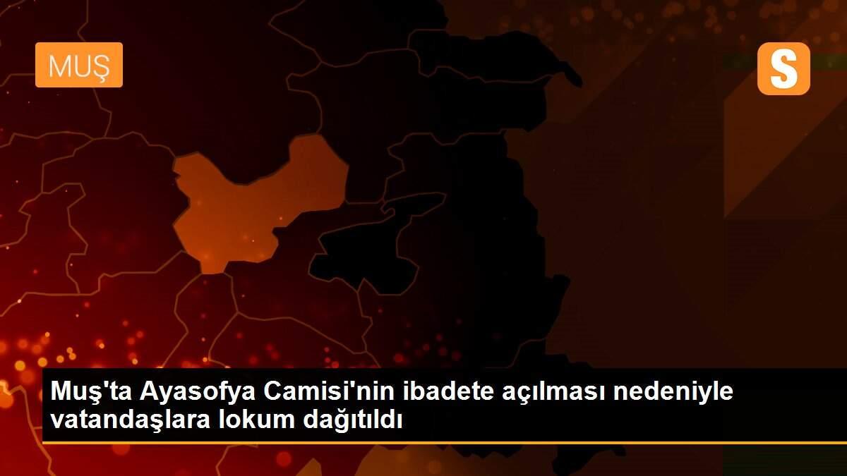 Muş\'ta Ayasofya Camisi\'nin ibadete açılması nedeniyle vatandaşlara lokum dağıtıldı