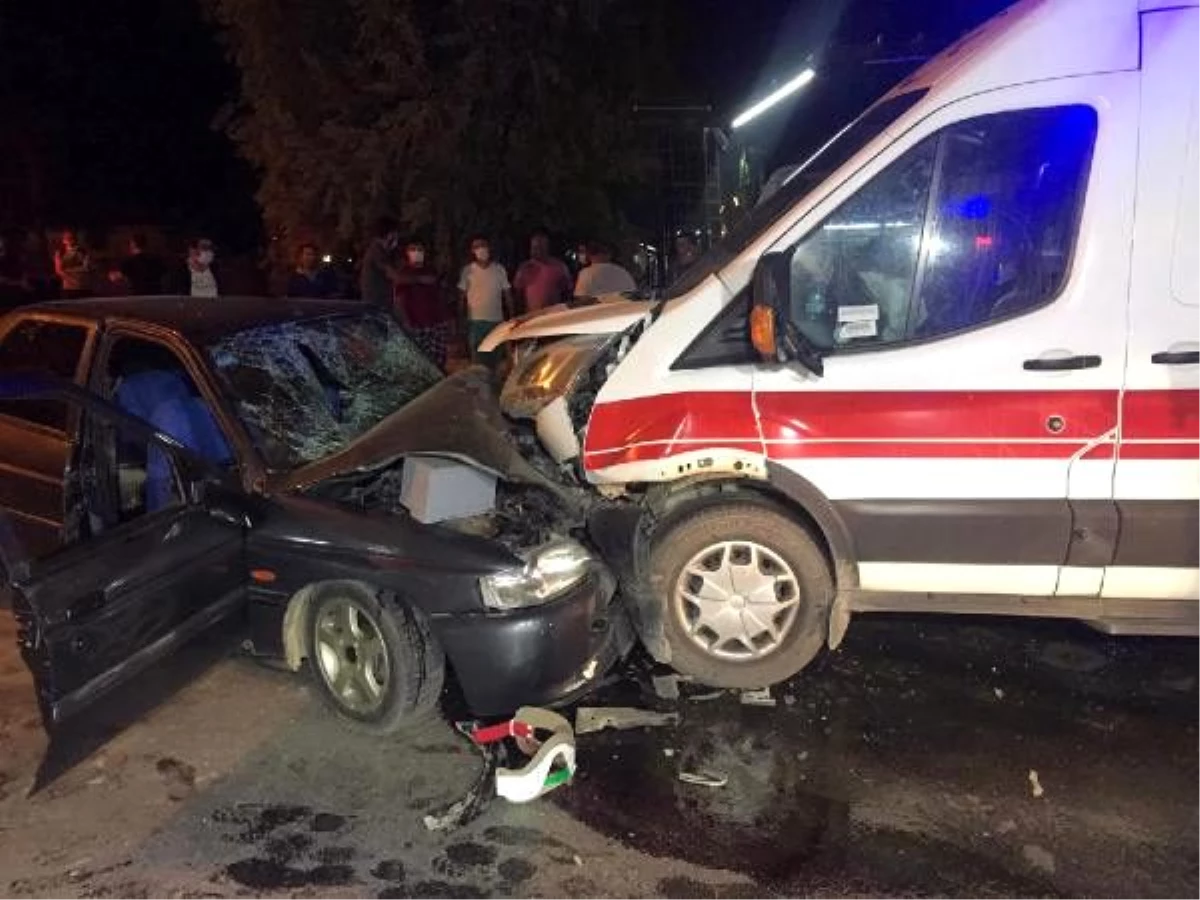 Otomobil, ambulansa çarptı: 7 yaralı (2)-