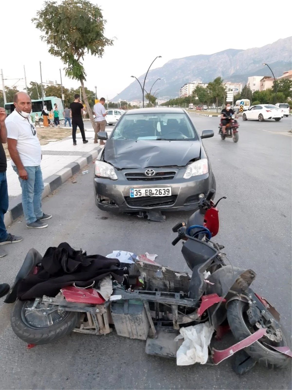 Otomobil ile elektrikli bisiklet çarpıştı: 1 yaralı