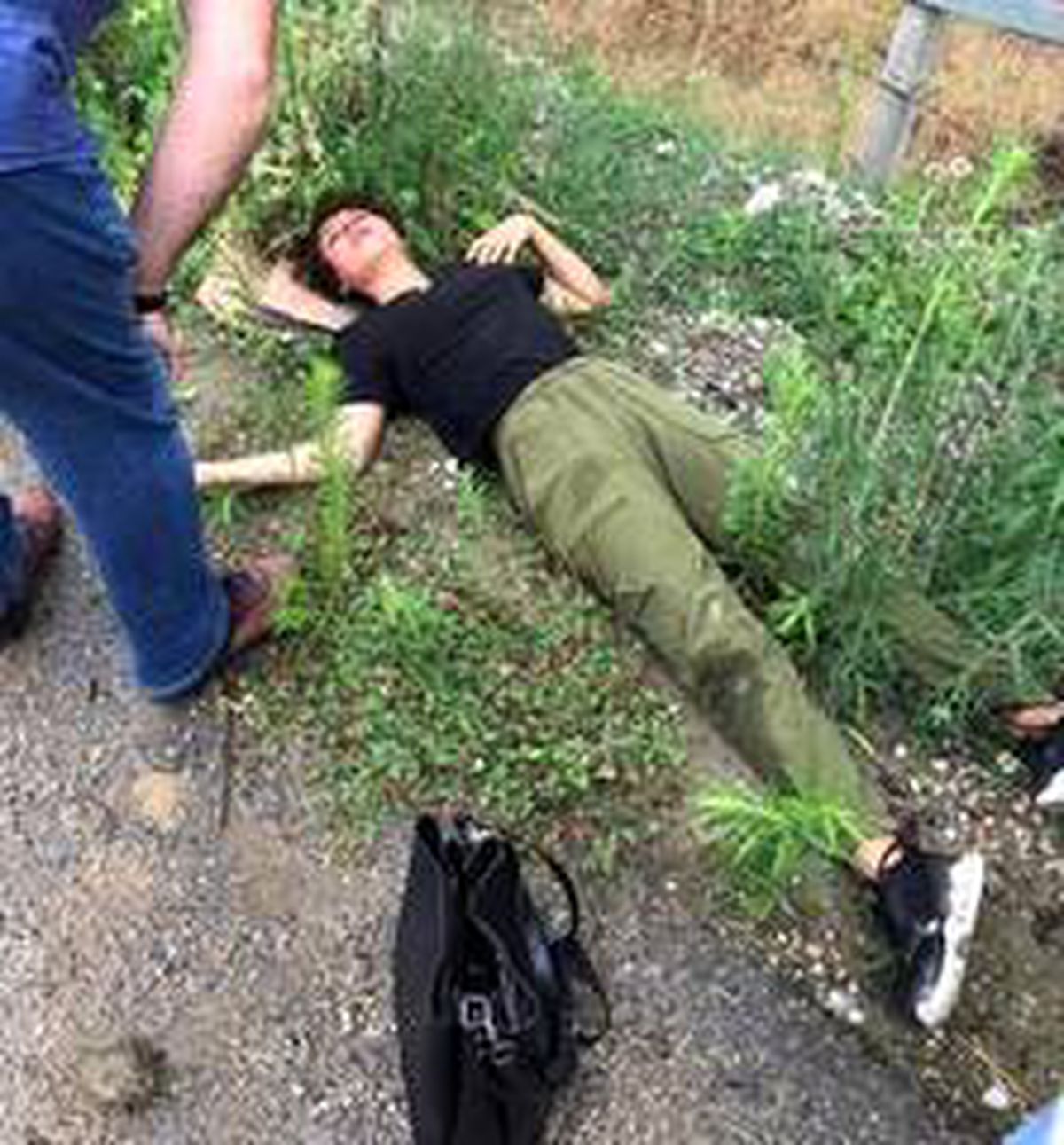 Sakarya\'da genç kadını darp ederek yol kenarına attılar