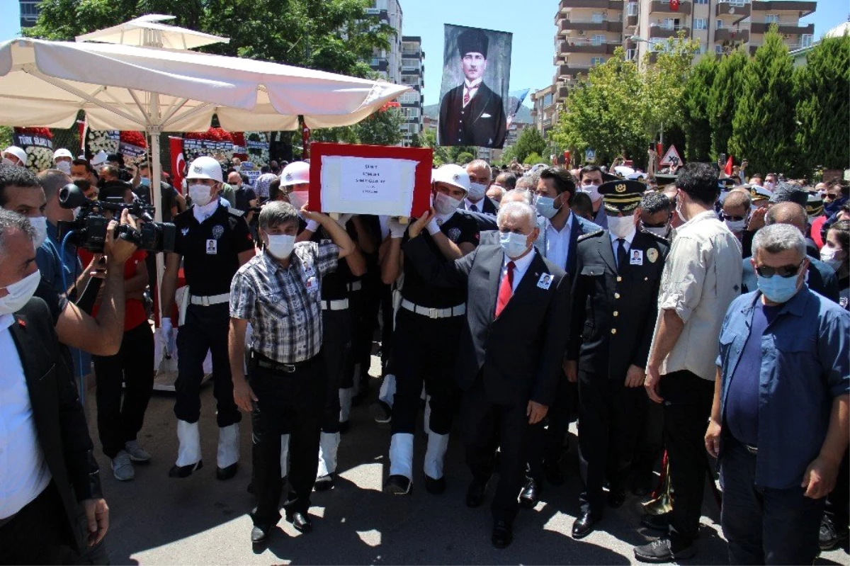 Şehit Polis Semih Güzelay, İzmir\'de son yolculuğuna uğurlandı