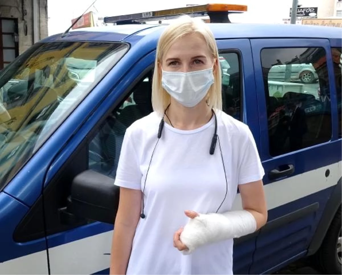 Seyyar satıcının motosikletli saldırısına uğrayan kadın zabıtanın parmağı kırıldı