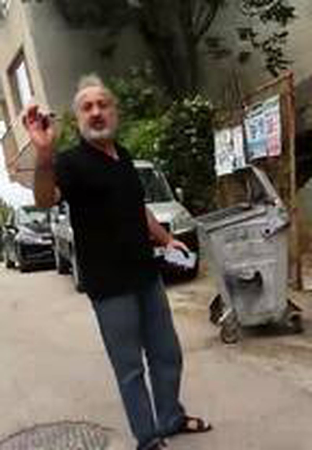 Son dakika! Sokak hayvanlarından rahatsız olduğunu söyleyip, hayvanseverlerle tartıştı