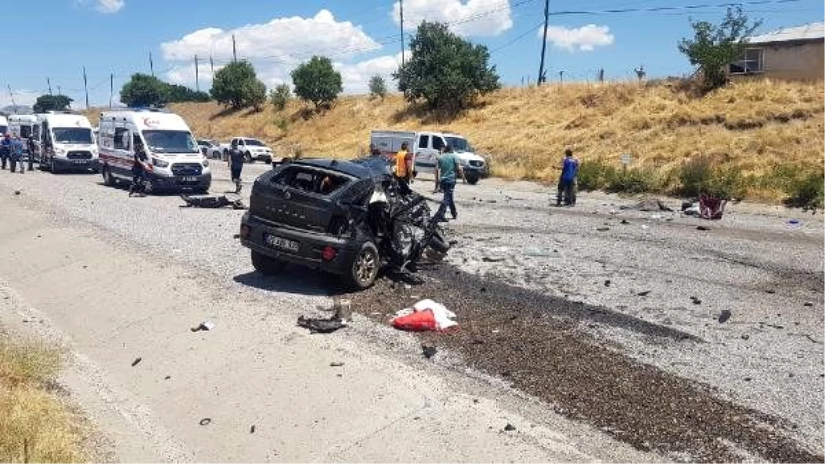 Tunceli\'de servis midibüsü ile otomobil çarpıştı: 1 ölü, 17 yaralı (2)- Yeniden