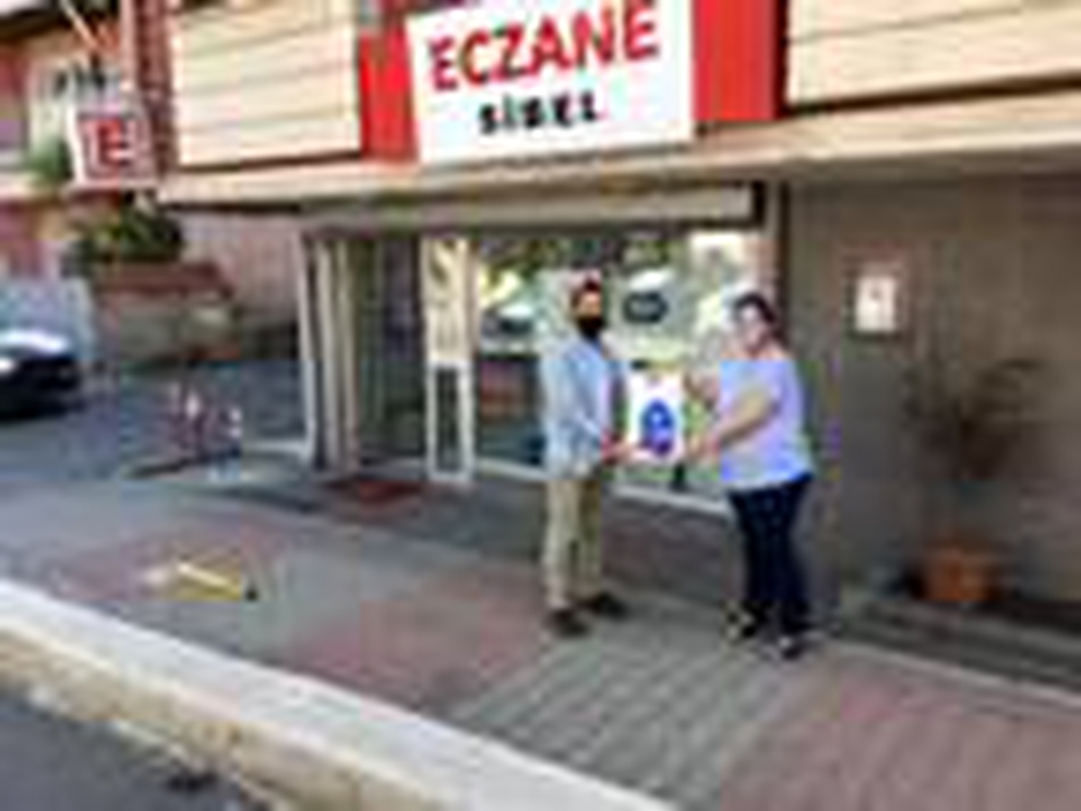 Vatandaşlara maske, eczanelere ilaç poşeti dağıtıyoruz