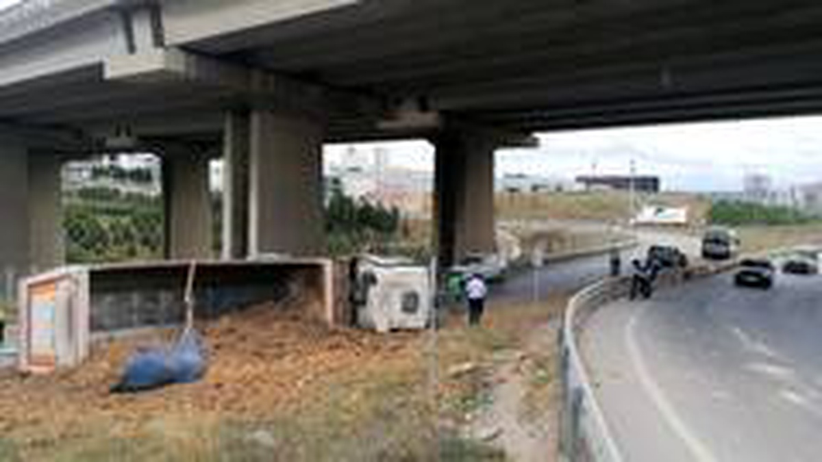 Viraja hızlı giren hafriyat yüklü tır yan yattı: 1 yaralı