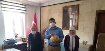 Yaşlı çiftten kaymakama patates hediyesi