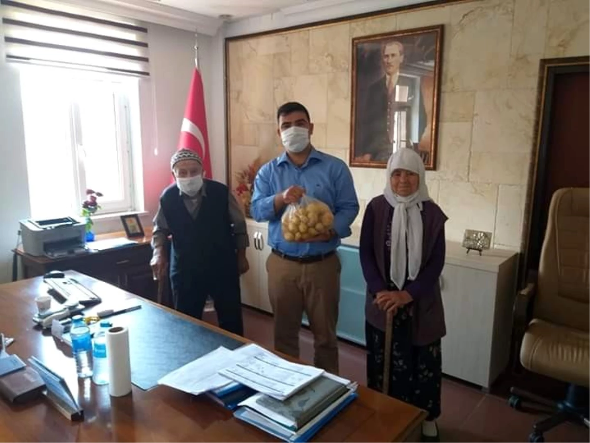 Yaşlı çiftten kaymakama patates hediyesi