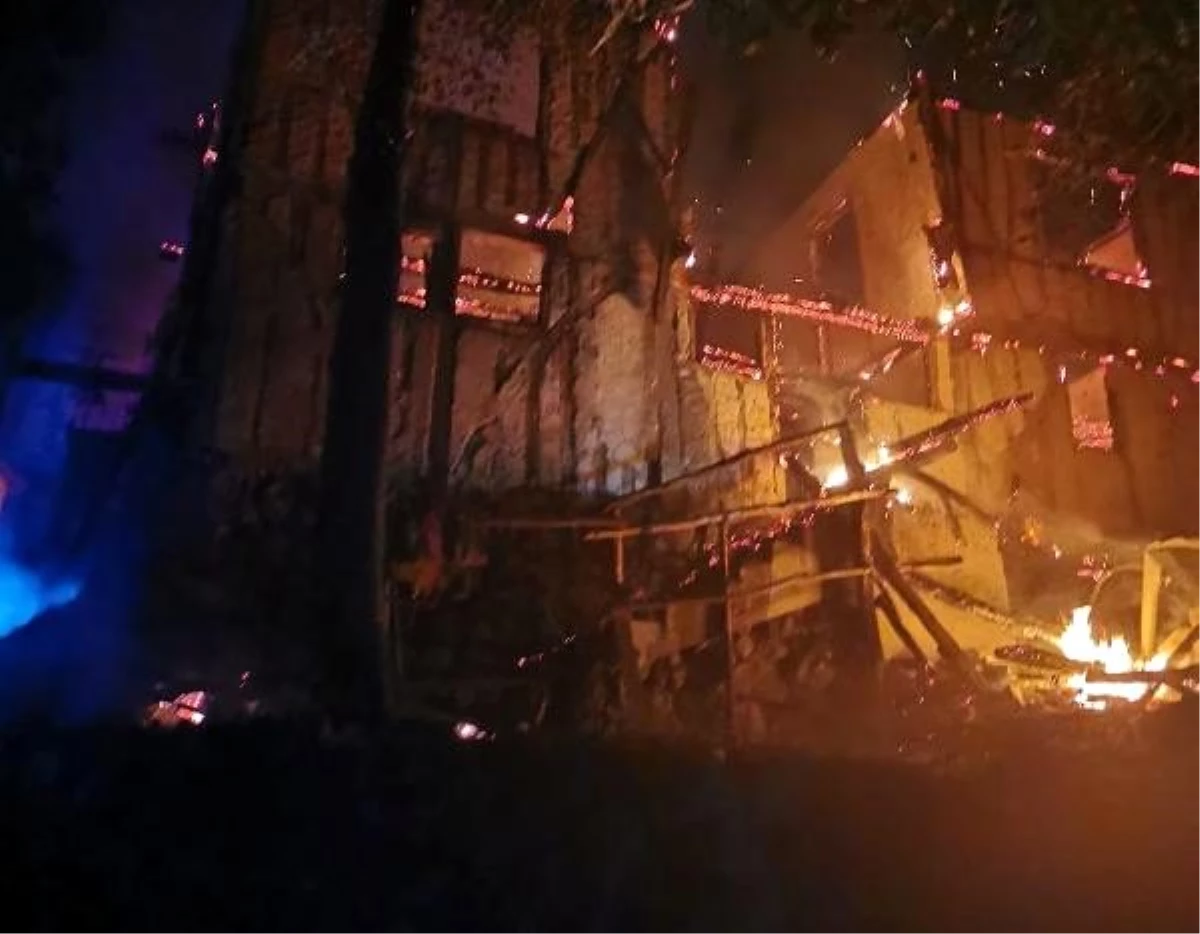 Amasya\'da ahşap 2 ev alev alev yandı
