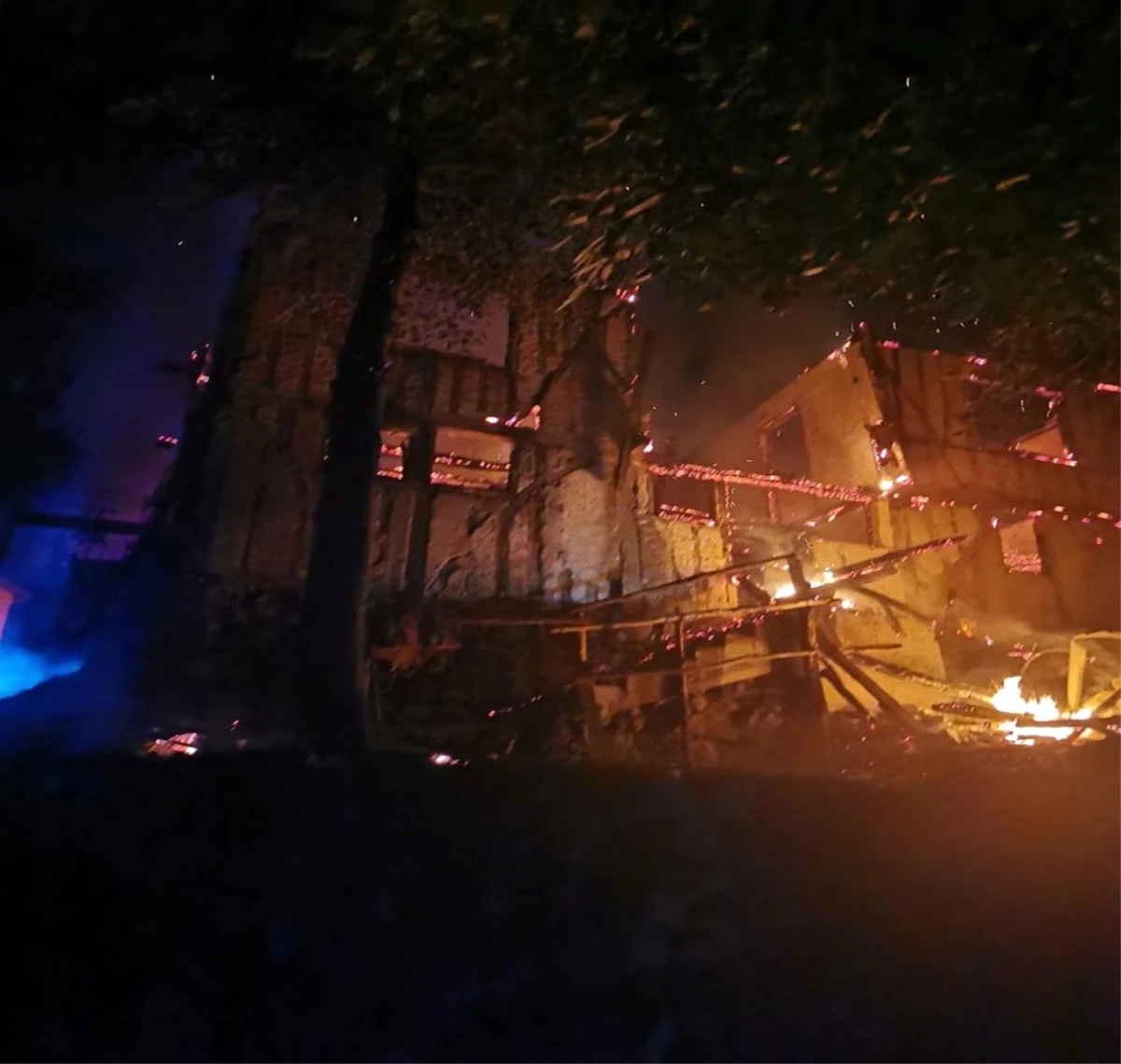 Amasya\'da gece çıkan yangın 2 evi kül etti