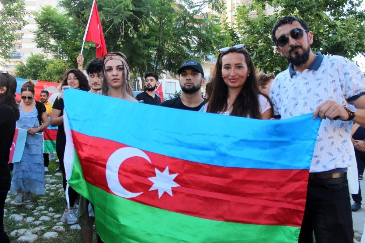 Antalya\'daki Azerbaycanlılar, Ermenistan saldırılarını protesto etti