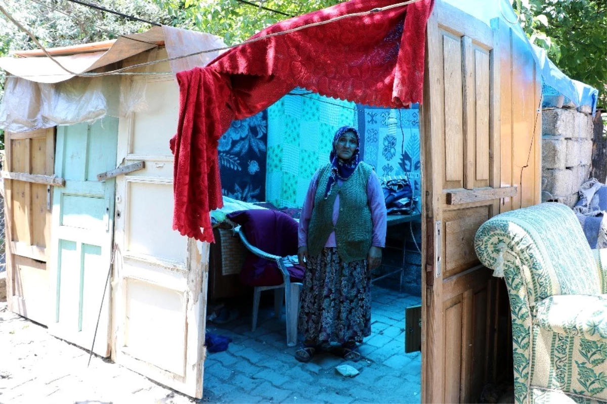 Evi yıkılan aile çıkma kapılardan kurdukları barakada yaşıyor