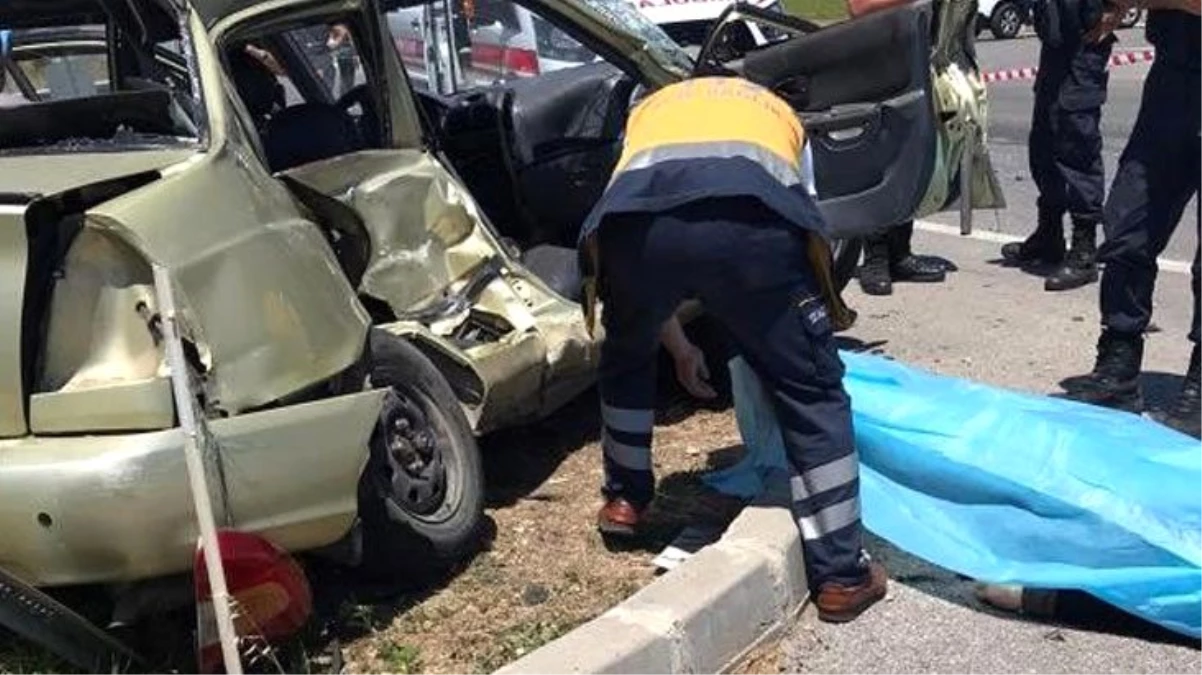Kamyonet ile otomobilin çarpıştığı korkunç kazada anne ve kızı öldü, 5 kişi yaralandı
