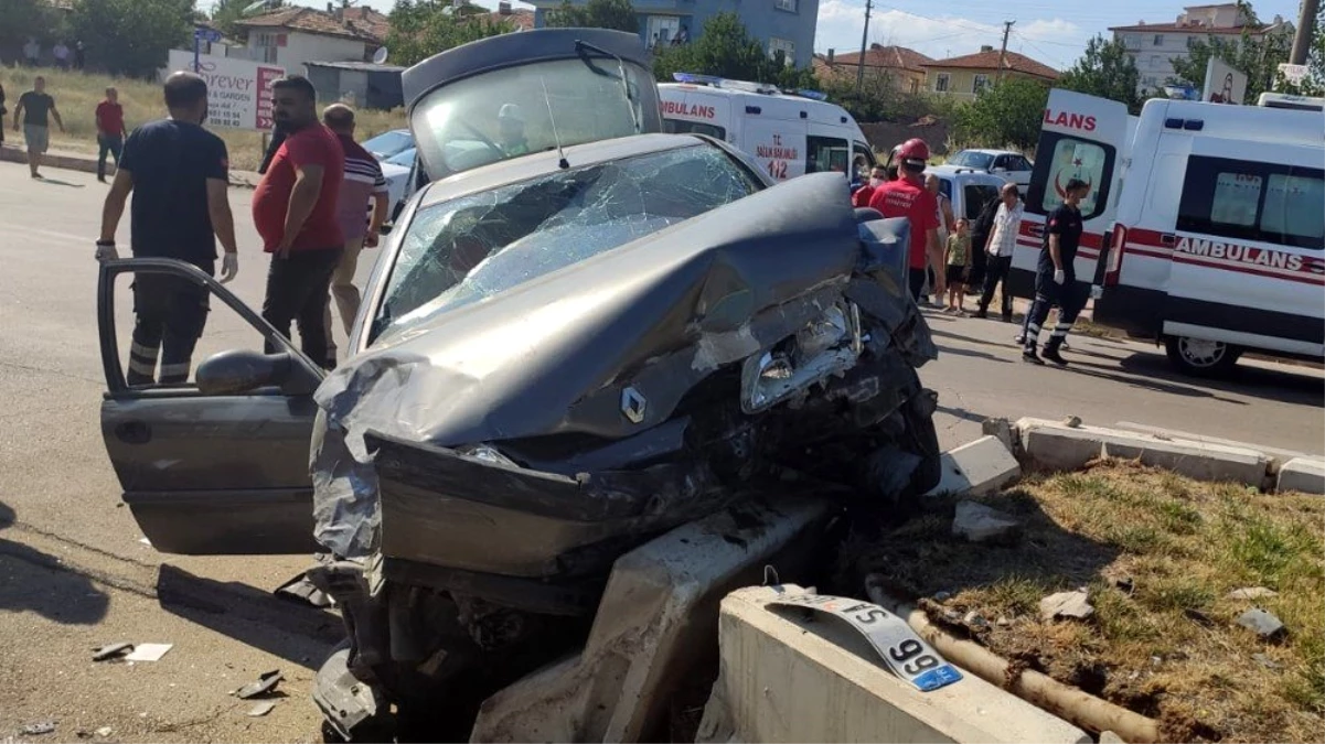 Kırıkkale\'de 2 otomobil çarpıştı: 3 yaralı