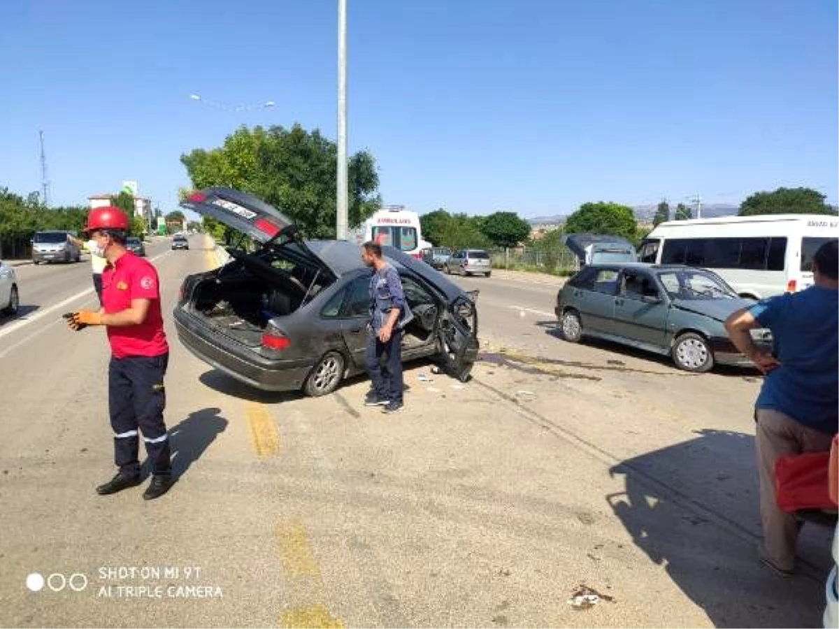 Kırıkkale\'de iki otomobil çarpıştı: 3 yaralı