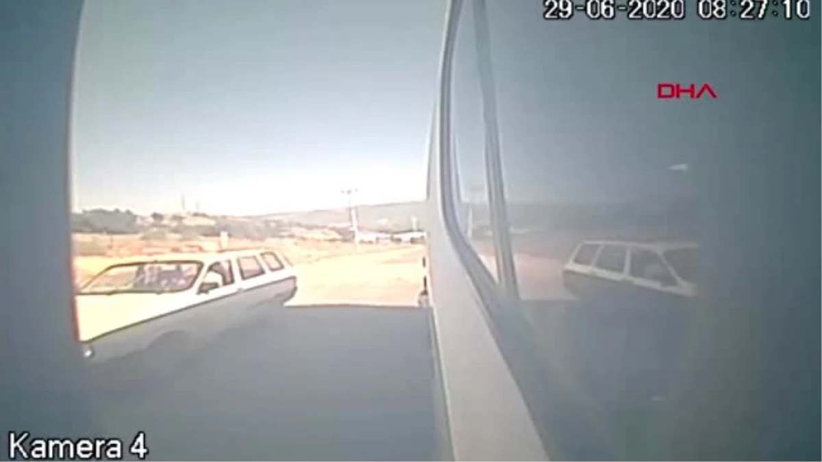 TOKAT Kamyonetin çarptığı minibüsün devrilmesi kamerada