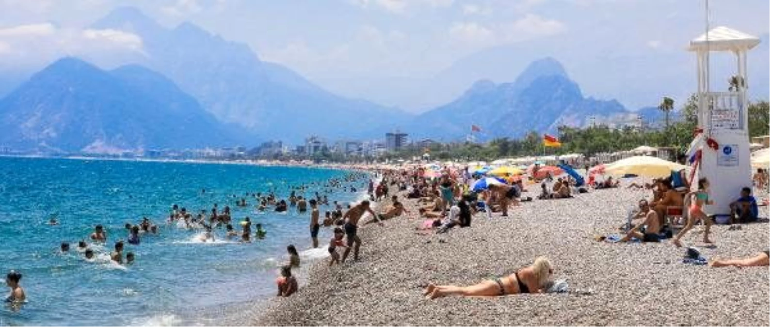 Antalya\'da sıcaktan bunalan sahile koştu