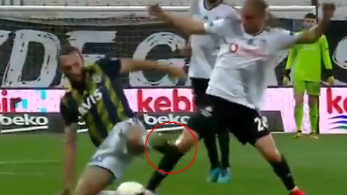 Beşiktaş - Fenerbahçe derbisinde Vedat Muriqi direkt kırmızı kart gördü