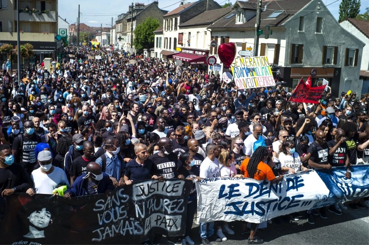Fransa\'da ırkçılık karşıtı protestolarda "Fatiha" okundu