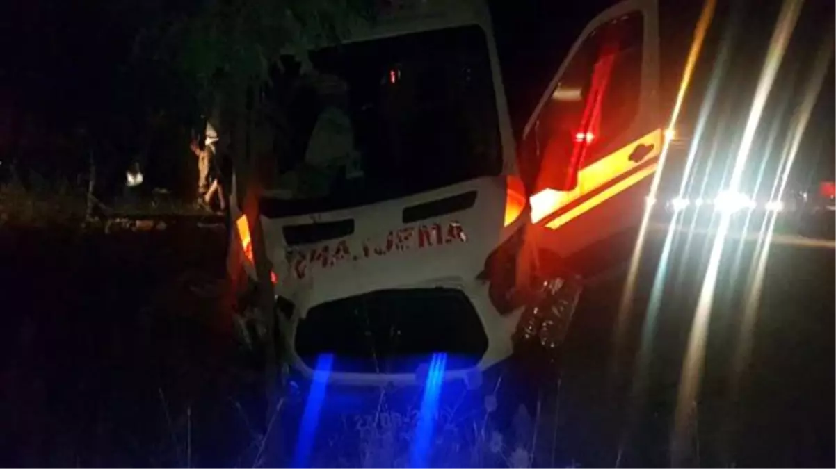 Hasta ihbarına giden ambulansa kamyonet çarptı: 5 kişi yaralandı