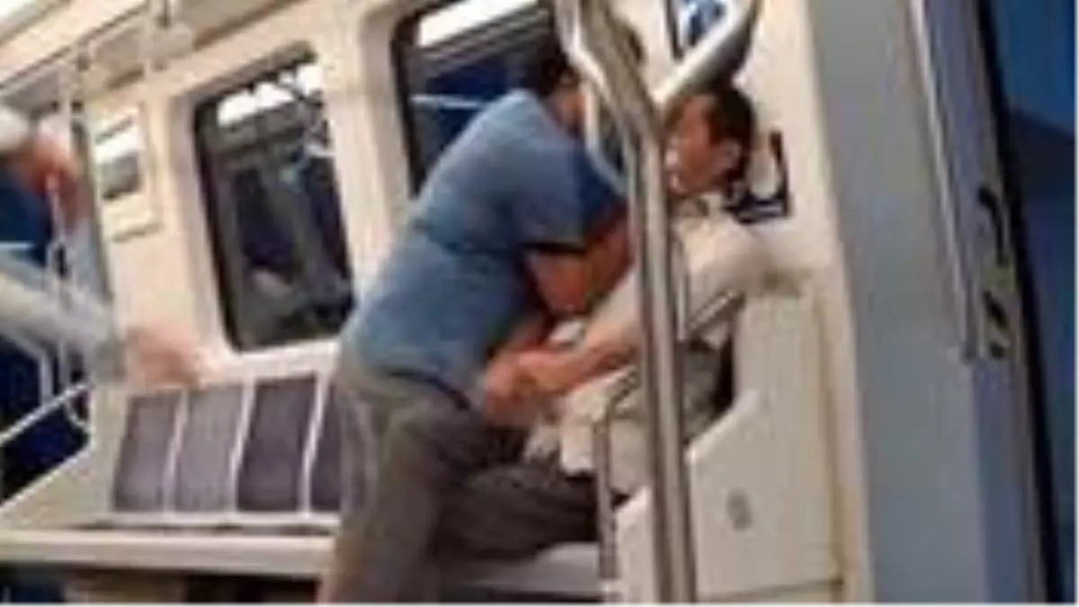 Metroda şarkı söyleyen yolcunun boğazına sarıldı! Anbean kaydedilen olay sosyal medyayı ikiye böldü