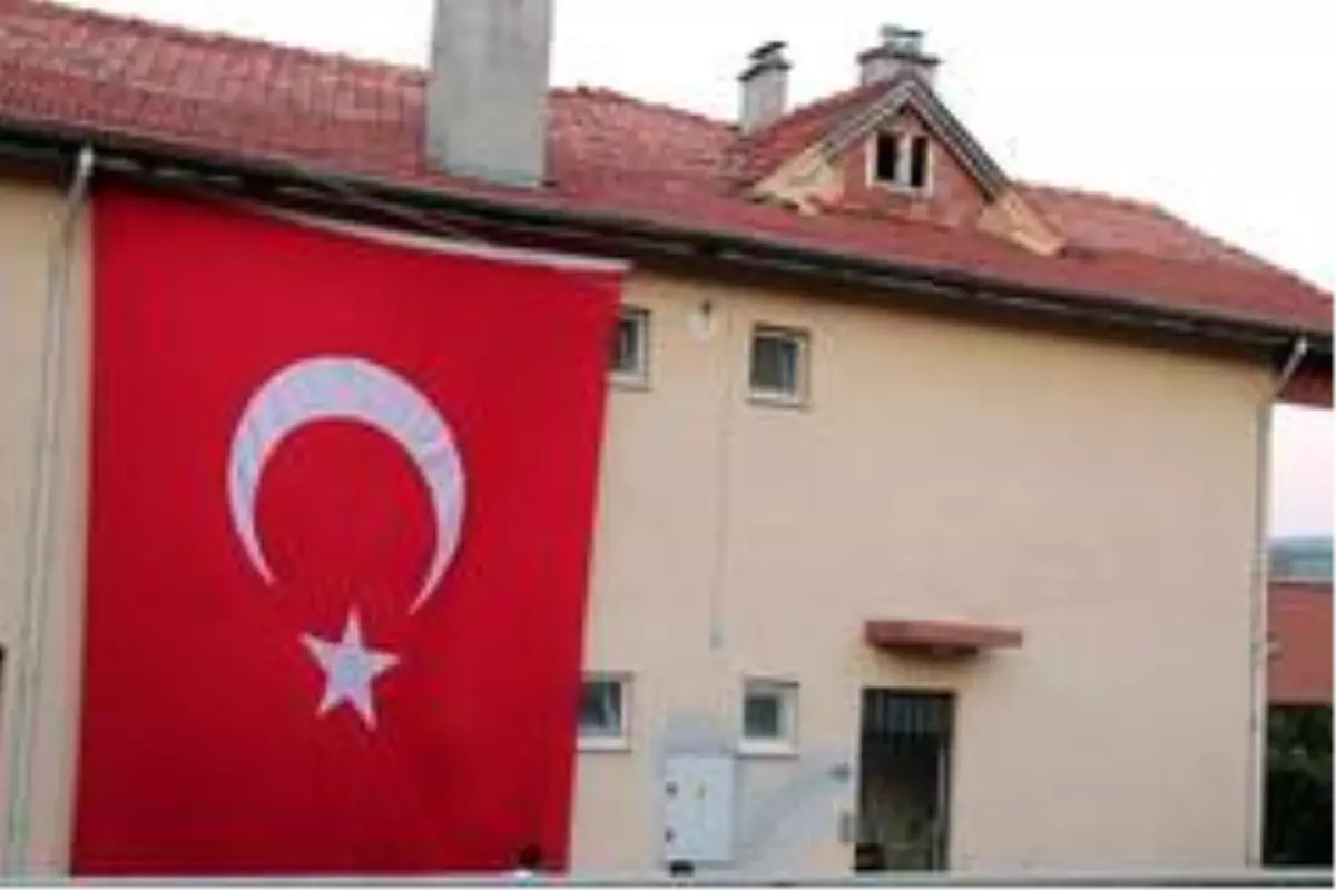 Şehit polisin Tosya\'daki baba ocağına Vali Avni Çakır\'dan taziye ziyareti