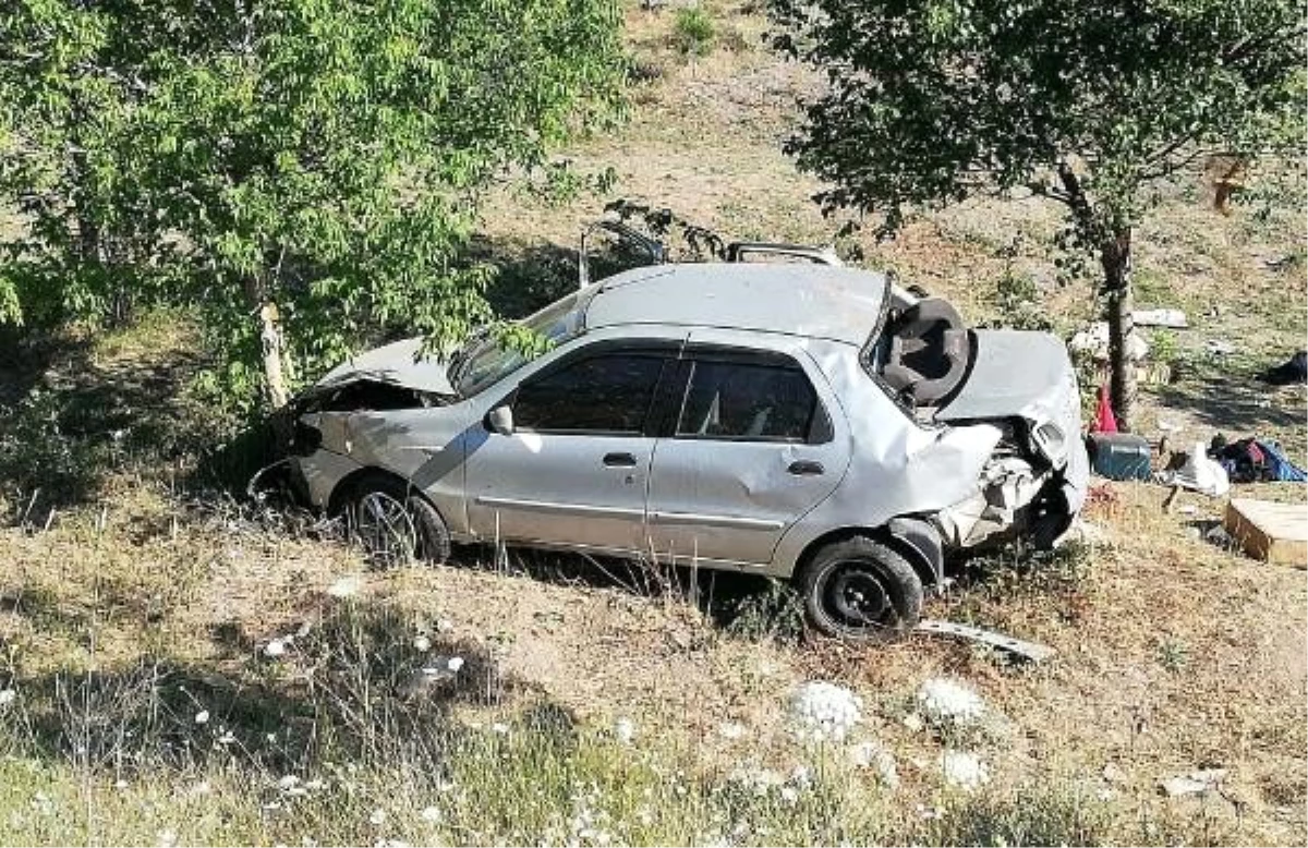 Sivas\'ta otomobil şarampole devrildi: 4 yaralı