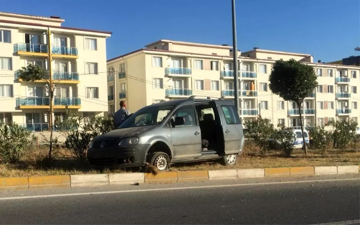 Söke\'de lastiği patlayan otomobil refüje çıktı