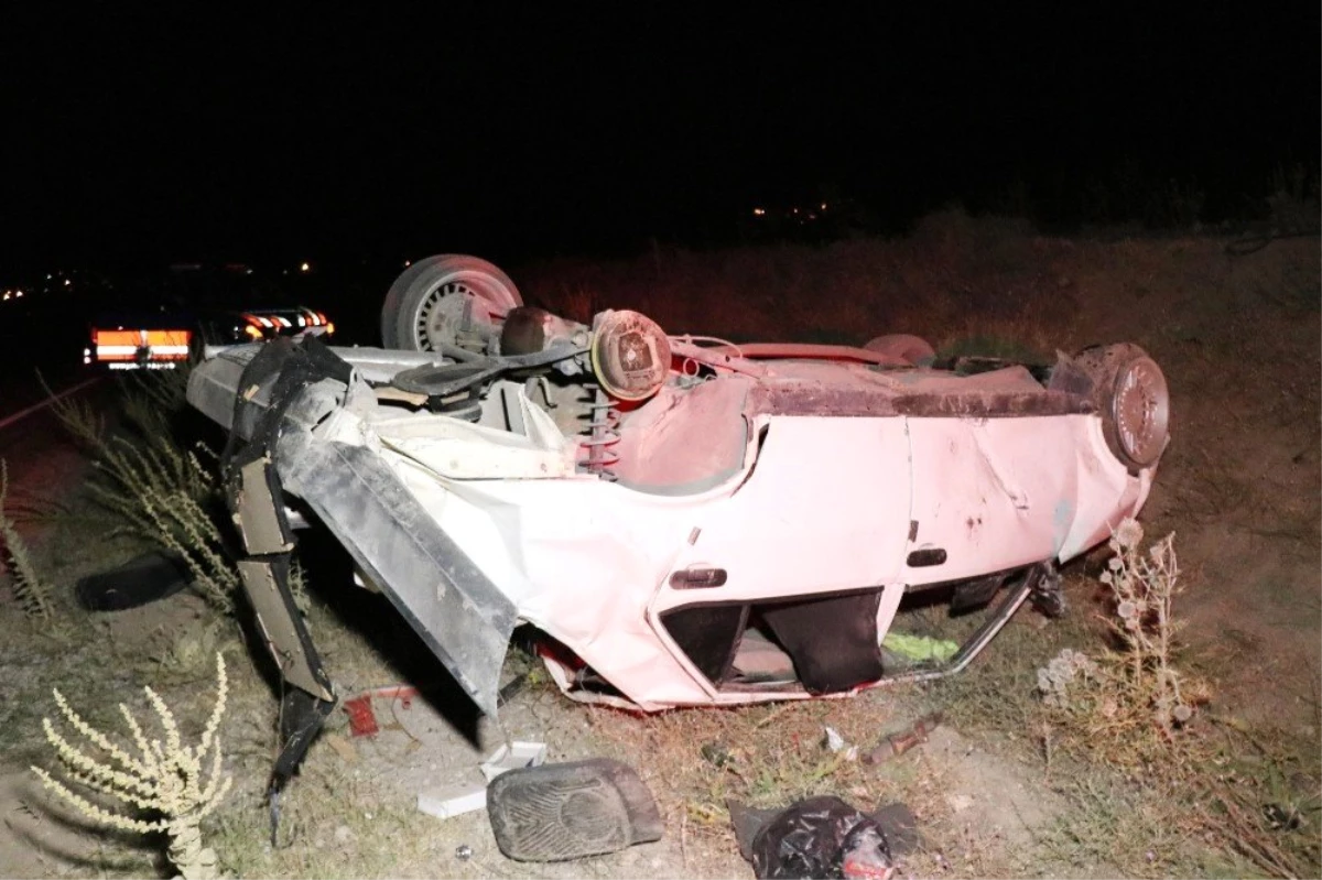 Direksiyon hakimiyetini kaybeden sürücü, hayatını kaybederken iki arkadaşı da ağır yaralandı