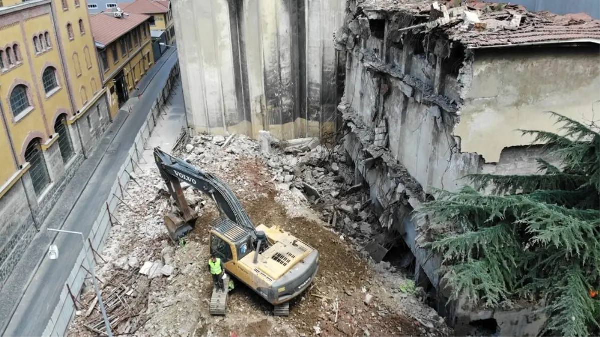 Tarihi Bomonti Bira Fabrikası\'nın yıkımına başlandı