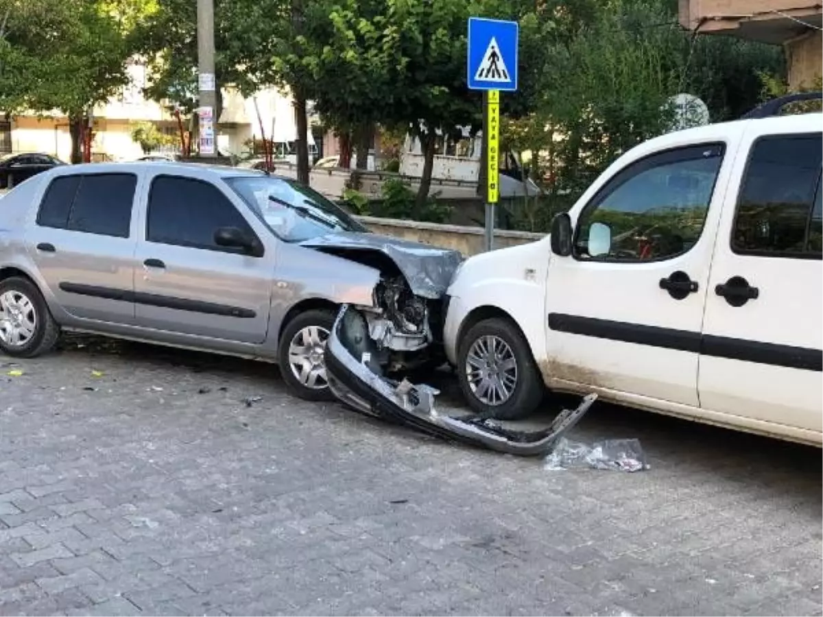 5 otomobilin hasar gördüğü kazada 3 kişi yaralandı