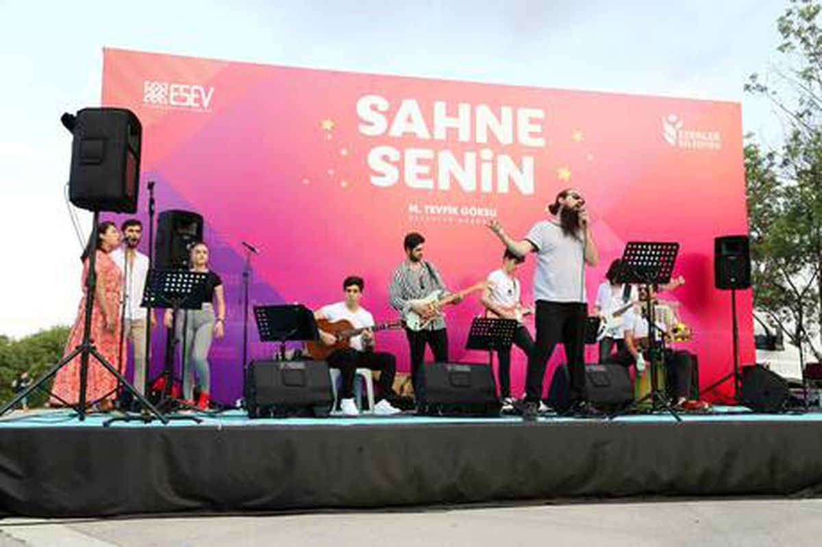 Açık havada sahne gençlerin!