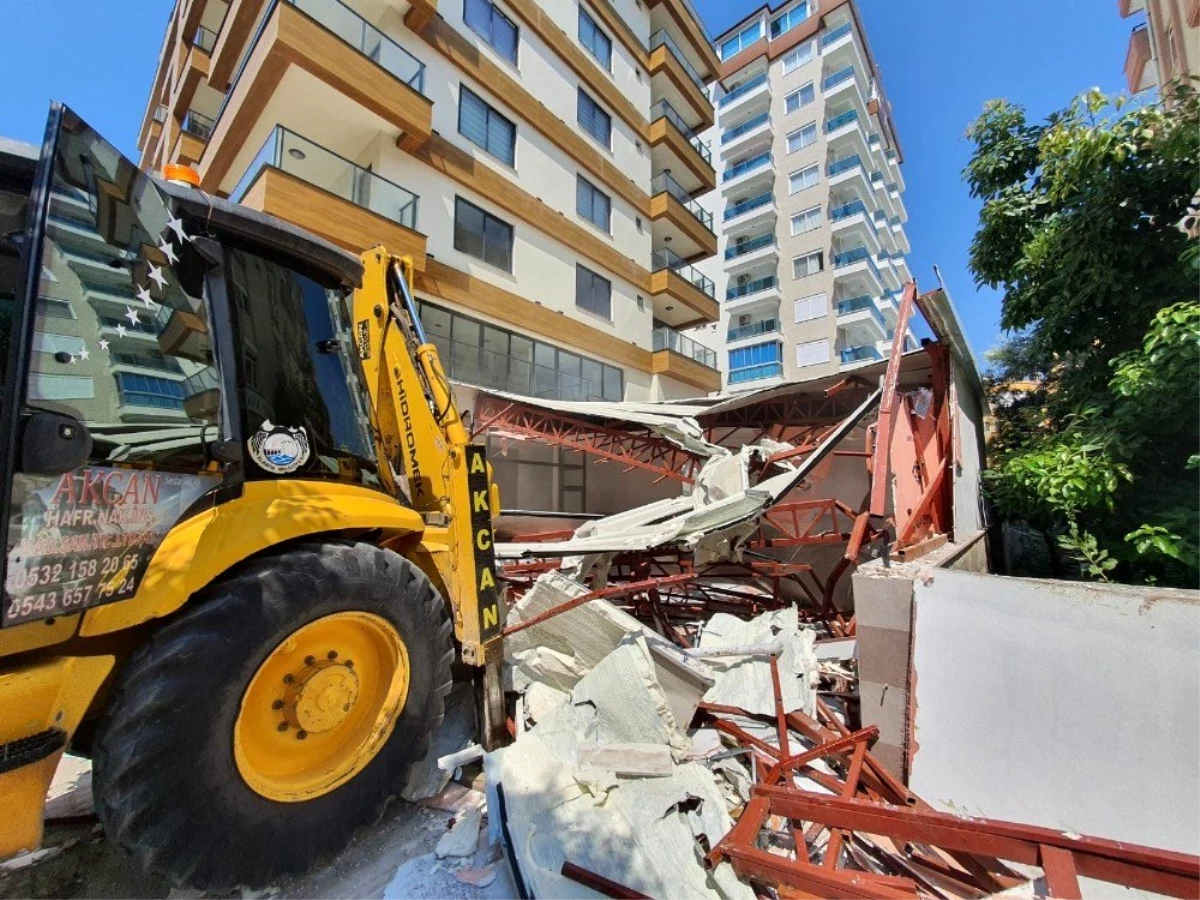 Son dakika haber... Alanya Belediyesi kaçak büroyu yıktı