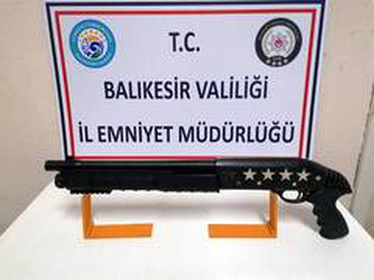 Balıkesir\'de polis 5 silah ele geçirdi