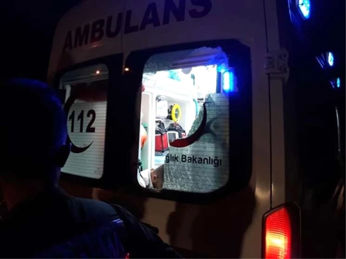 Bıçakla yaralanan kişi sağlık görevlilerine saldırıp, ambulansın camlarını kırdı