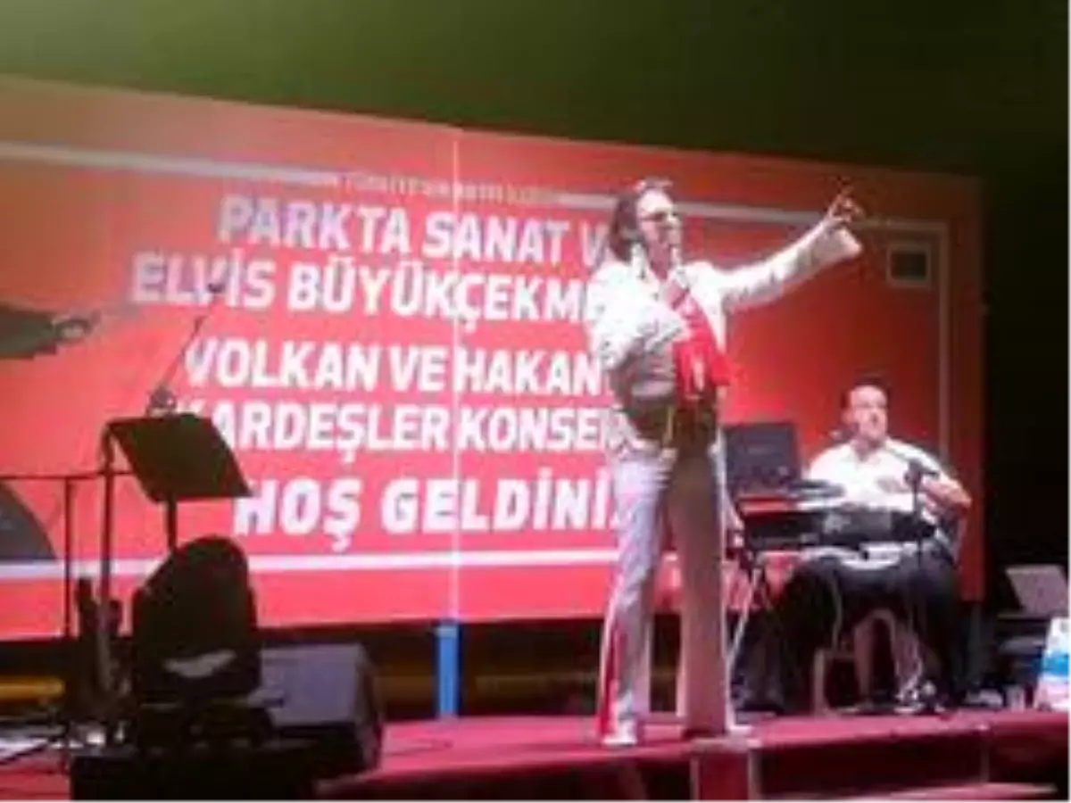 Büyükçekmeceliler Elvis şarkılarıyla unutulmayacak bir gece yaşadı