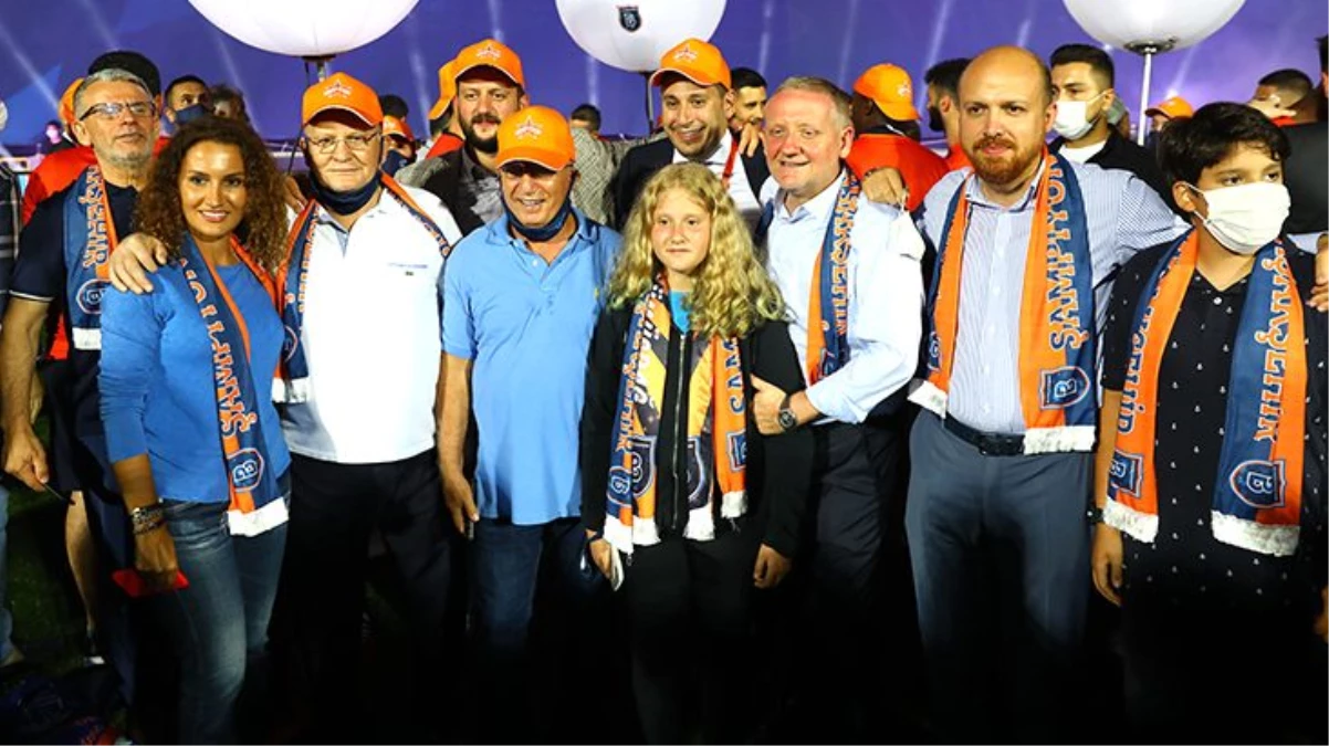 Dünya Etnospor Konfederasyonu Başkanı Bilal Erdoğan, Başakşehir\'in şampiyonluğunu sahada futbolcularla kutladı