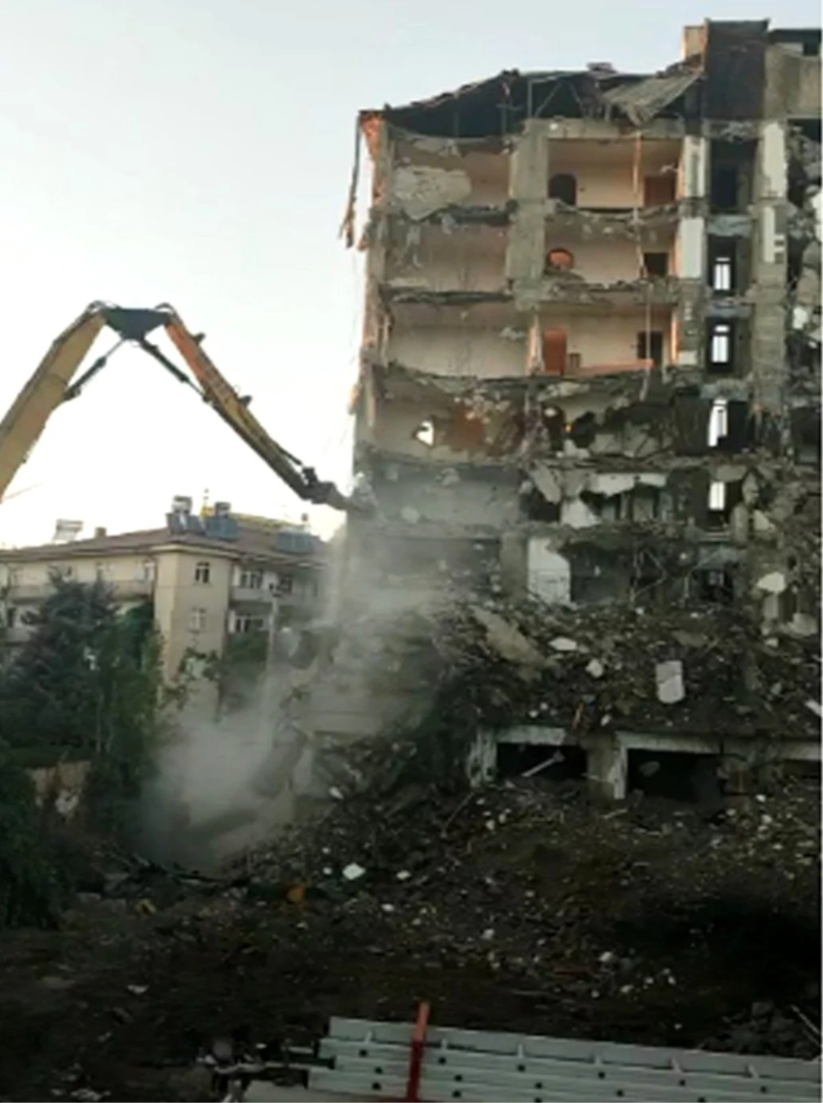 Elazığ\'da hasarlı bina kontrollü şekilde yıkıldı